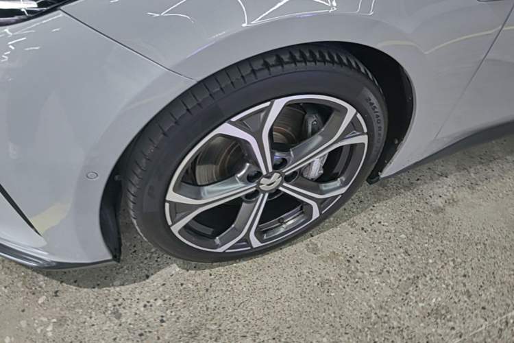 Used Nio ET5T 2023 75 kWh Touring Left Front Wheel Hub