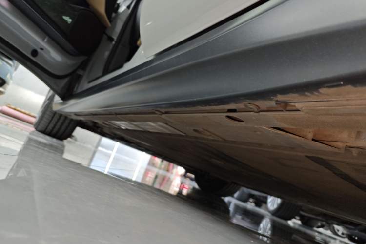 Used Nio ET5T 2023 75 kWh Touring Left Side Sill
