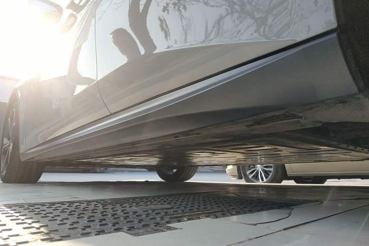 Used Nio ET5T 2023 75 kWh Touring Left Side Sill