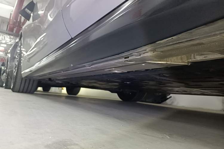 Used Nio ET5T 2023 75 kWh Touring Left Side Sill