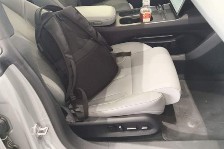 Used Nio ET5T 2023 75 kWh Touring Right Front Seat