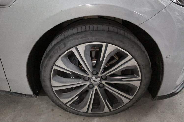 Used Nio ET5T 2023 75 kWh Touring Right Front Wheel Hub