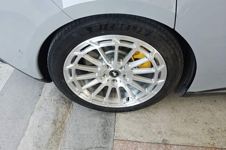 Used Nio ET5T 2023 75 kWh Touring Right Rear Wheel Hub