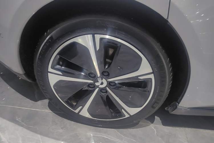 Used Nio ET5T 2023 75 kWh Touring Right Rear Wheel Hub