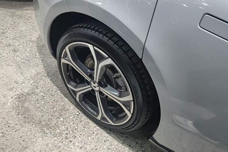 Used Nio ET5T 2023 75 kWh Touring Right Rear Wheel Hub