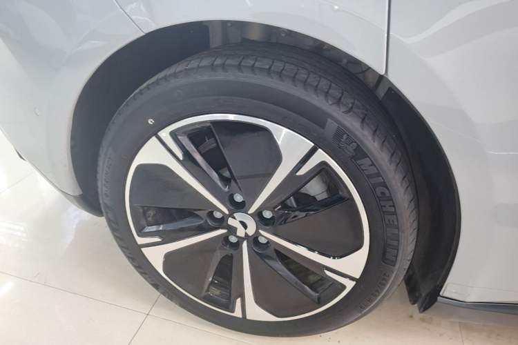 Used Nio ET5T 2023 75 kWh Touring Right Rear Wheel Hub