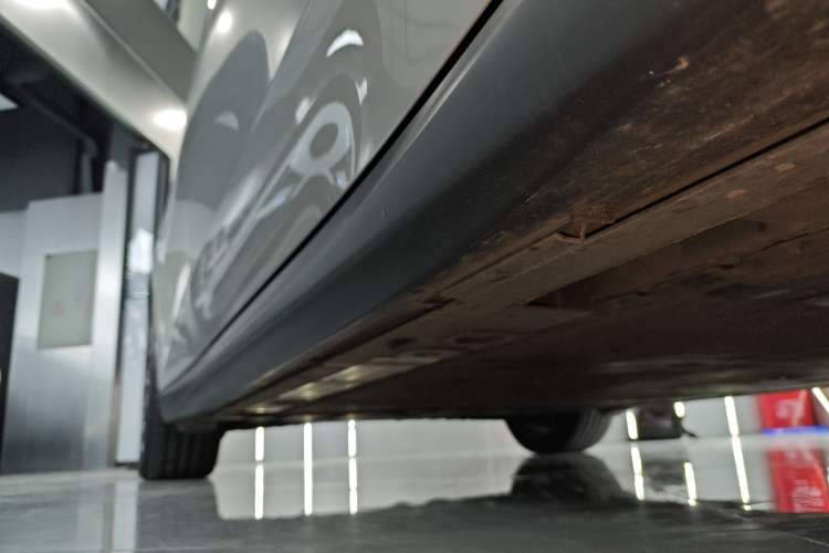 Used Nio ET5T 2023 75 kWh Touring Right Side Sill