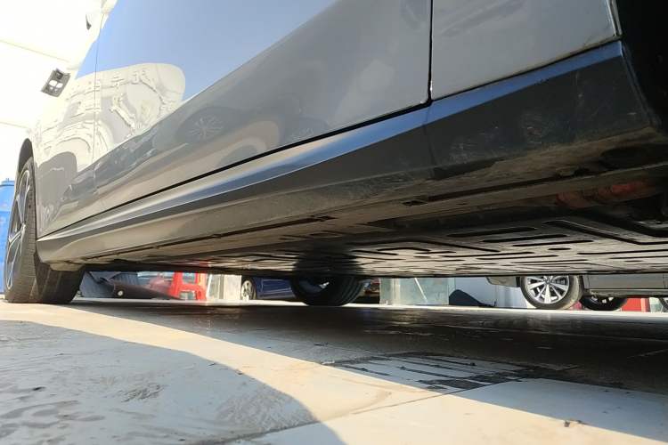 Used Nio ET5T 2023 75 kWh Touring Right Side Sill
