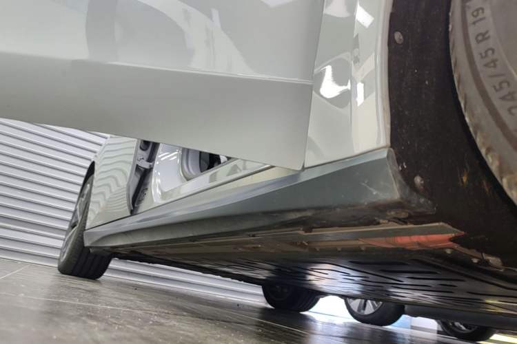 Used Nio ET5T 2023 75 kWh Touring Right Side Sill