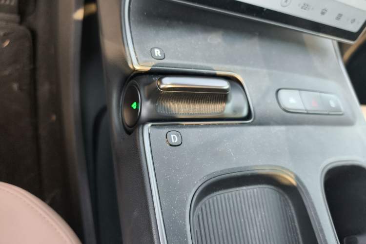 Used Nio ET5T 2023 75 kWh Touring Gear Lever