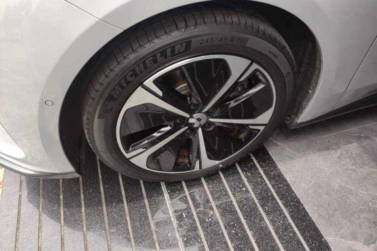 Used Nio ET5T 2023 75 kWh Touring Left Front Wheel Hub