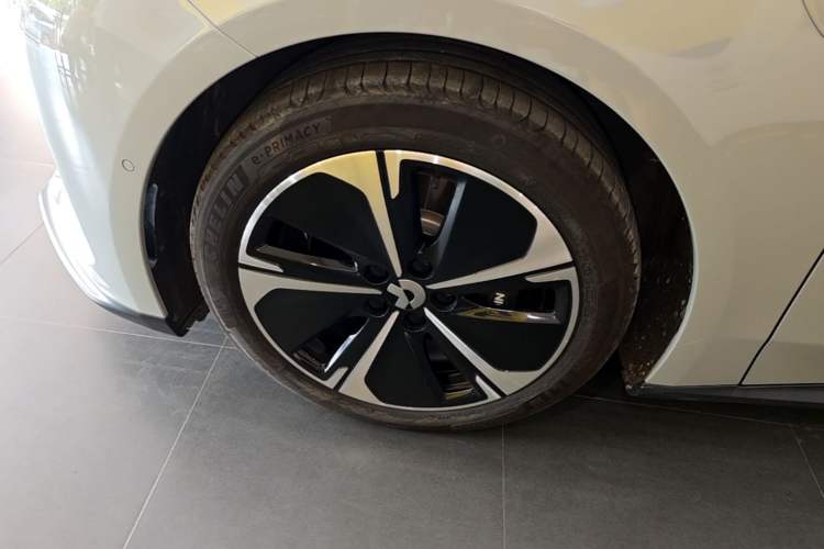 Used Nio ET5T 2023 75 kWh Touring Left Front Wheel Hub