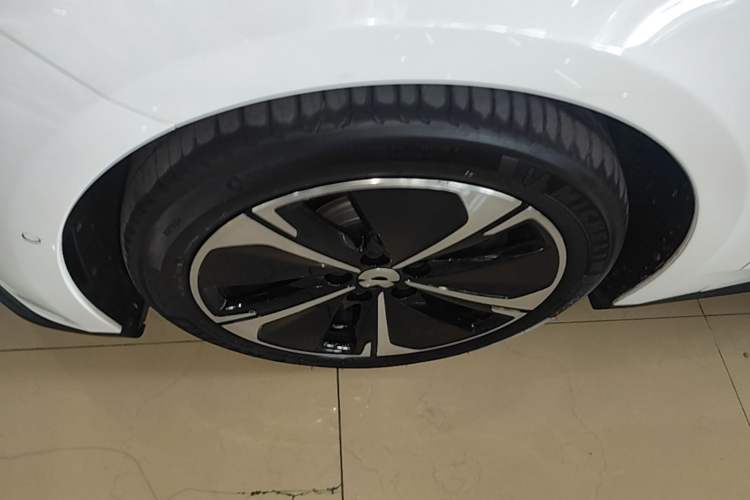 Used Nio ET5T 2023 75 kWh Touring Left Front Wheel Hub