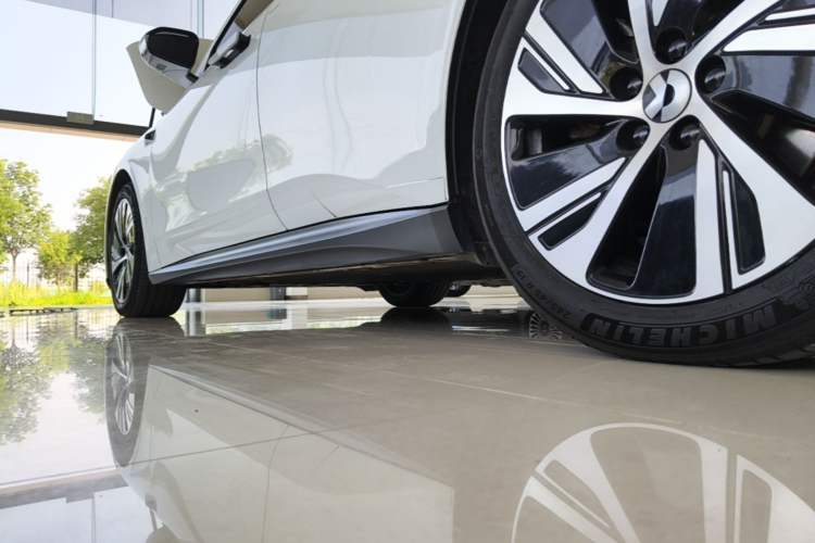 Used Nio ET5T 2023 75 kWh Touring Left Side Sill