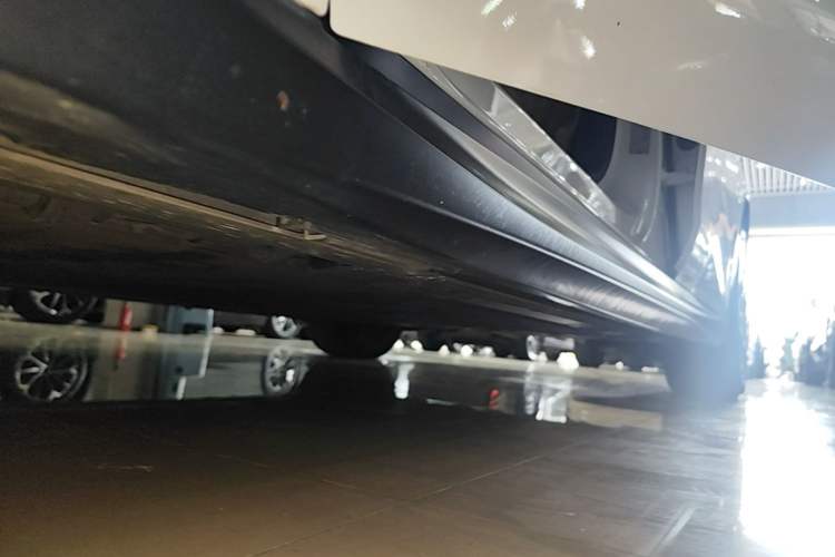 Used Nio ET5T 2023 75 kWh Touring Left Side Sill