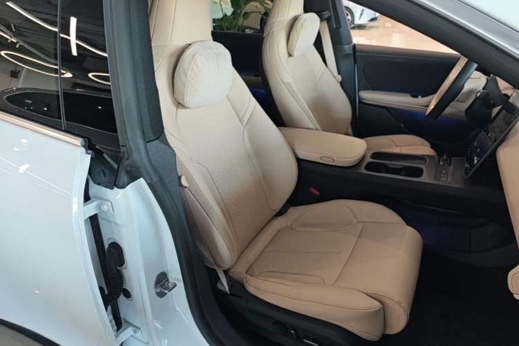 Used Nio ET5T 2023 75 kWh Touring Right Front Seat