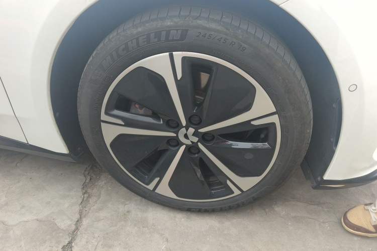 Used Nio ET5T 2023 75 kWh Touring Right Front Wheel Hub