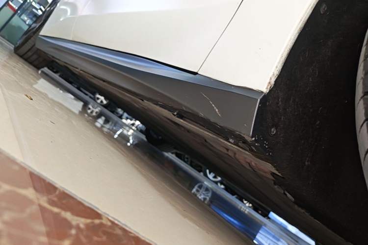 Used Nio ET5T 2023 75 kWh Touring Right Side Sill