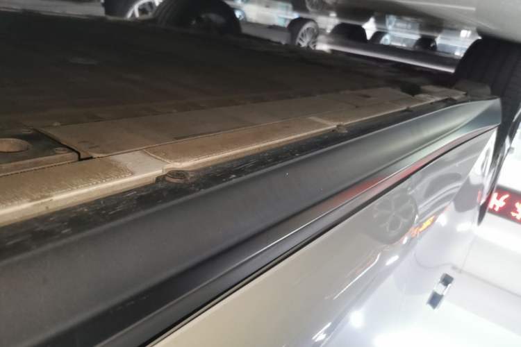 Used Nio ET5T 2023 75 kWh Touring Right Side Sill