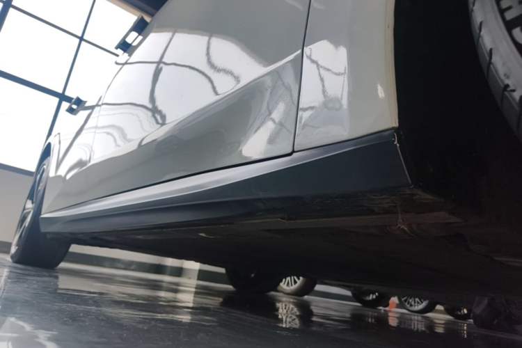 Used Nio ET5T 2023 75 kWh Touring Right Side Sill