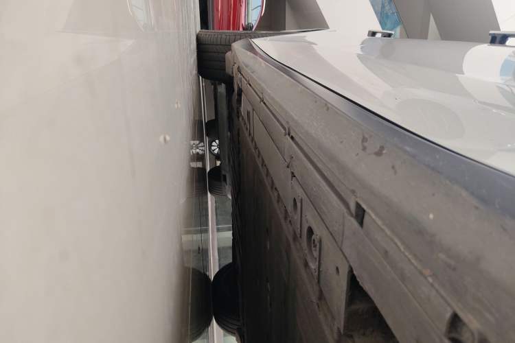Used Nio ET5T 2023 75 kWh Touring Right Side Sill