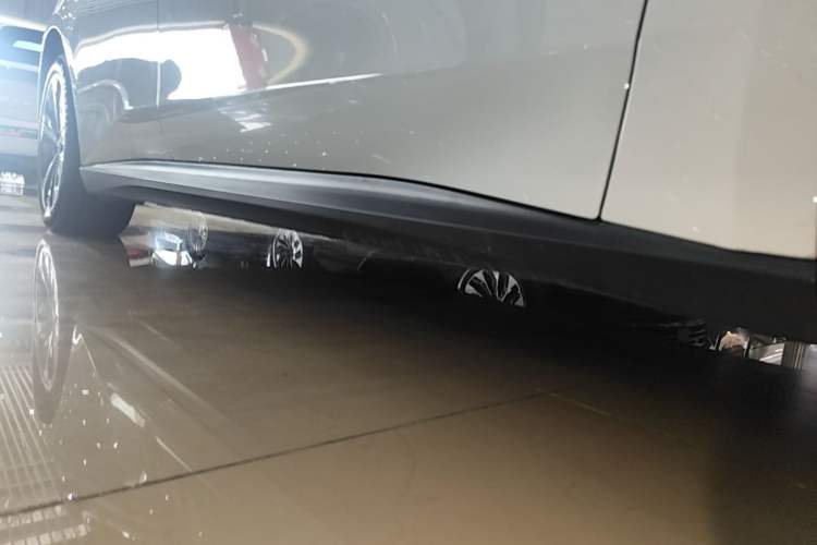 Used Nio ET5T 2023 75 kWh Touring Right Side Sill