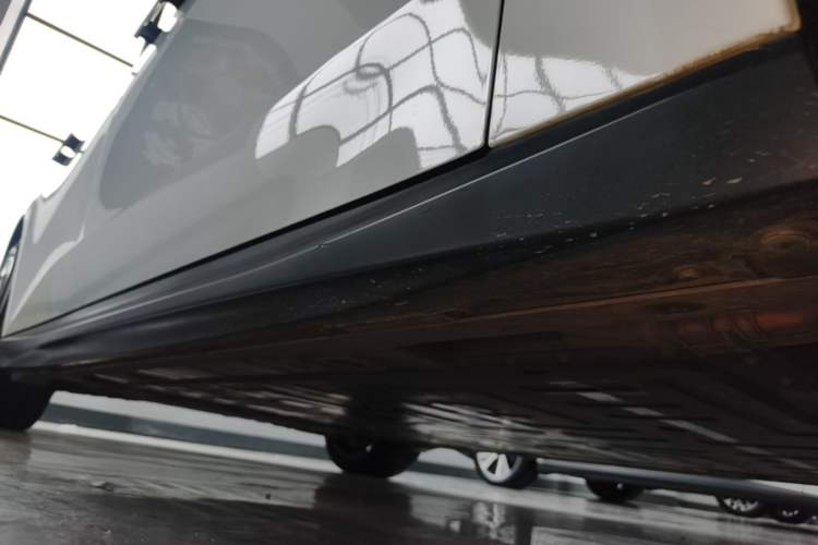 Used Nio ET5T 2023 75 kWh Touring Right Side Sill