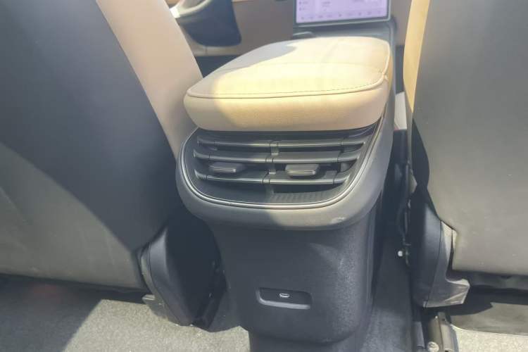 Used Nio ET5T 2023 75 kWh Touring Interior 4