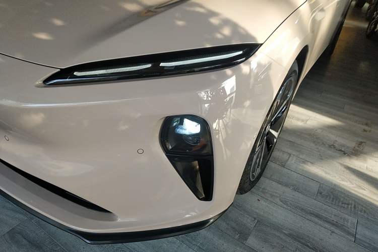 Used Nio ET5T 2023 75 kWh Touring Left Front Headlight