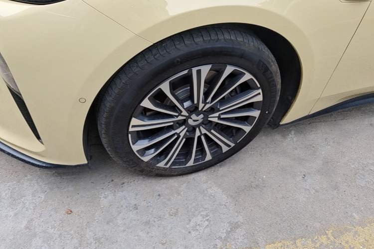 Used Nio ET5T 2023 75 kWh Touring Left Front Wheel Hub