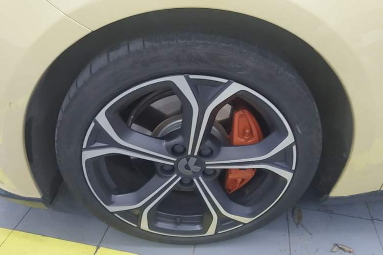 Used Nio ET5T 2023 75 kWh Touring Left Front Wheel Hub