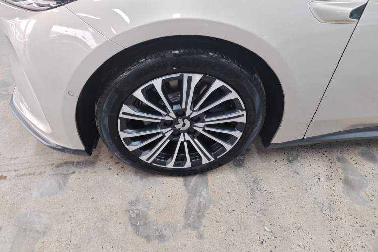 Used Nio ET5T 2023 75 kWh Touring Left Front Wheel Hub