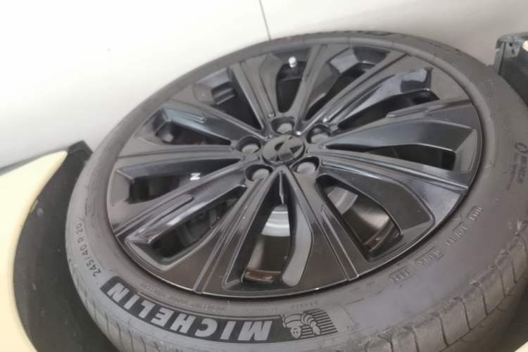 Used Nio ET5T 2023 75 kWh Touring Left Front Wheel Hub