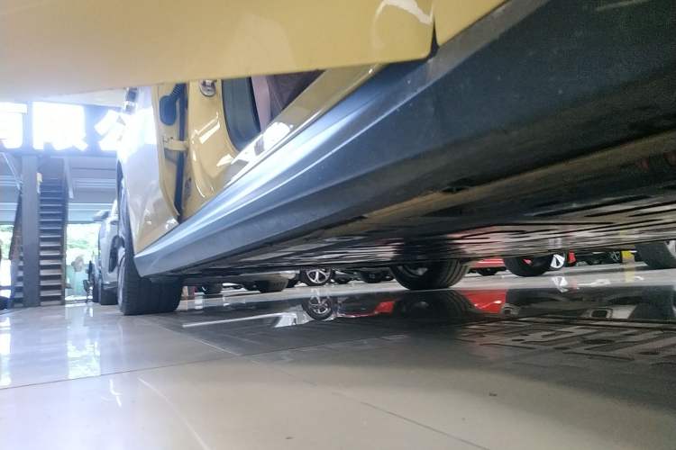 Used Nio ET5T 2023 75 kWh Touring Right Side Sill