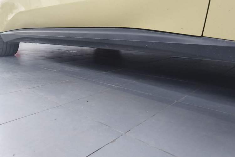 Used Nio ET5T 2023 75 kWh Touring Right Side Sill