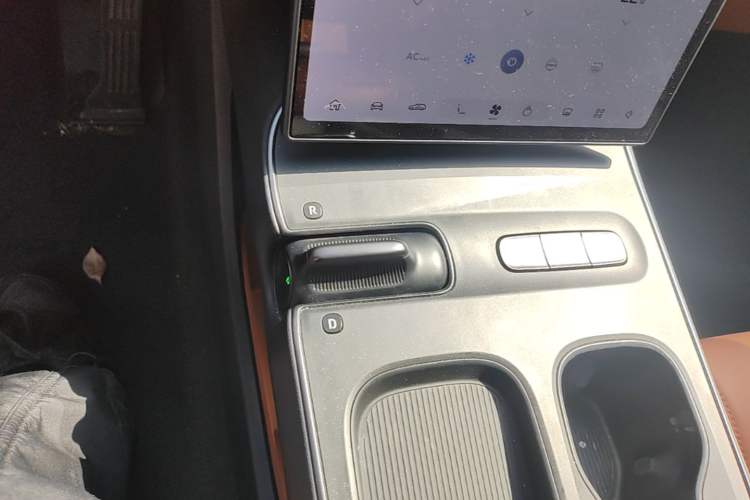Used Nio ET5T 2024 75kWh Touring Gear Lever