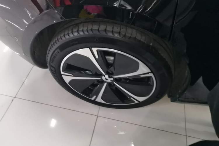 Used Nio ET5T 2024 75kWh Touring Right Rear Wheel Hub