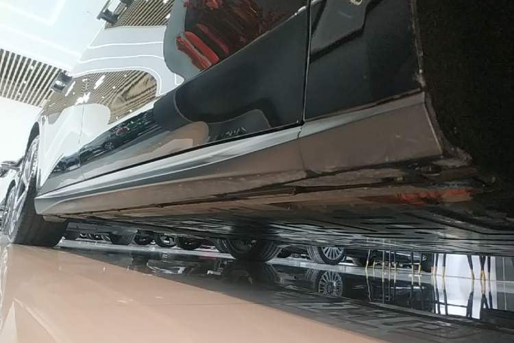 Used Nio ET5T 2024 75kWh Touring Right Side Sill