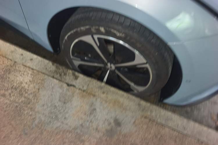 Used Nio ET5T 2024 75kWh Touring Right Front Wheel Hub
