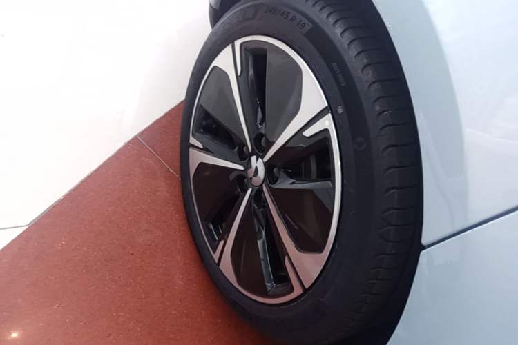 Used Nio ET5T 2024 75kWh Touring Right Rear Wheel Hub
