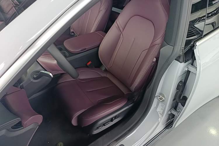 Used Nio ET5T 2024 75kWh Touring Left Front Seat