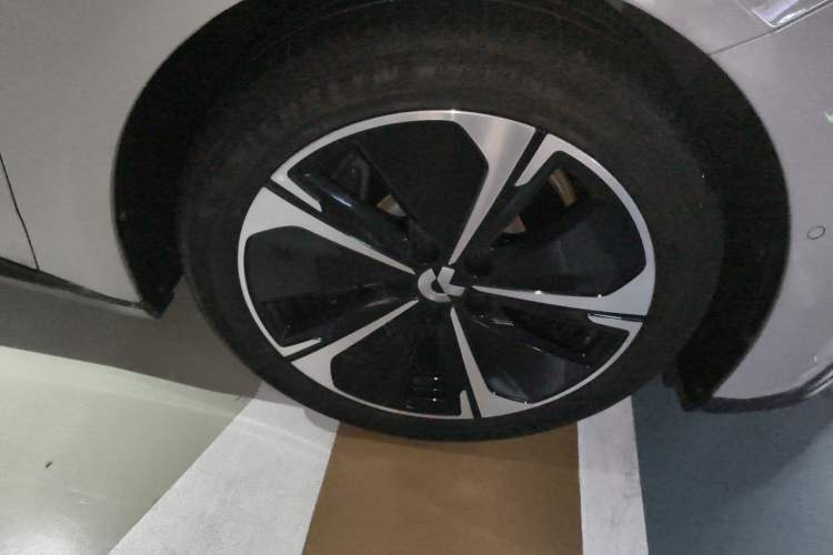 Used Nio ET5T 2024 75kWh Touring Right Front Wheel Hub