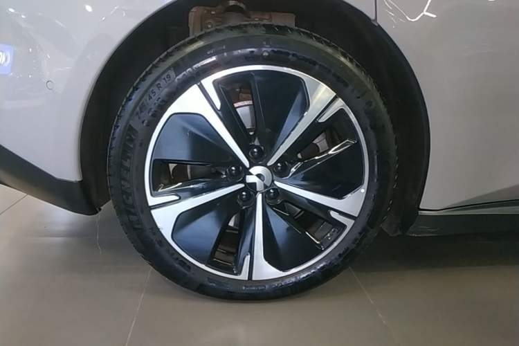 Used Nio ET5T 2024 75kWh Touring Right Rear Wheel Hub