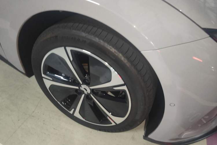 Used Nio ET5T 2024 75kWh Touring Right Front Wheel Hub