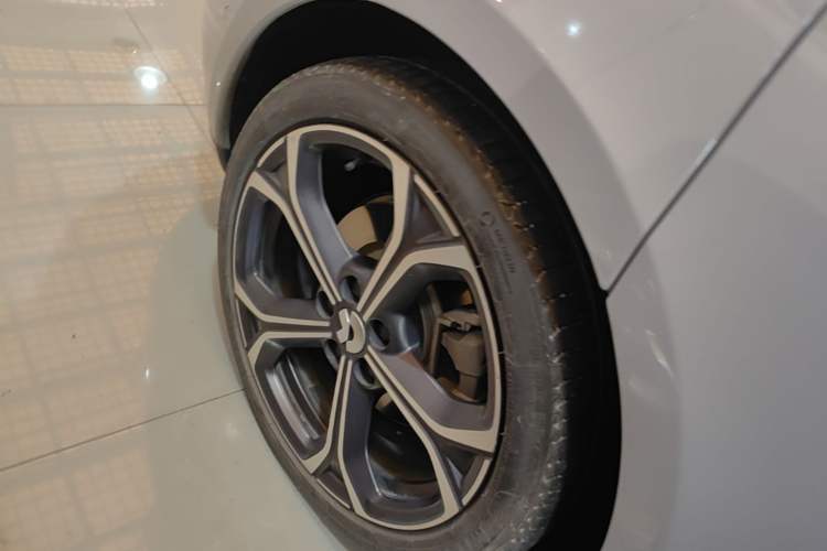 Used Nio ET5T 2024 75kWh Touring Right Rear Wheel Hub