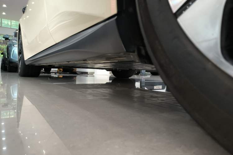 Used Nio ET5T 2024 75kWh Touring Left Side Sill