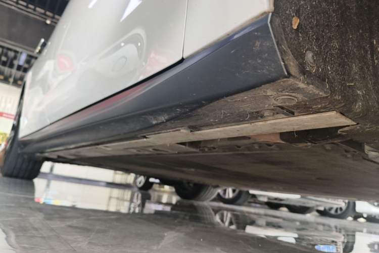 Used Nio ET5T 2024 75kWh Touring Right Side Sill