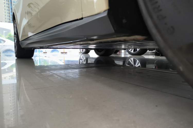 Used Nio ET5T 2024 75kWh Touring Right Side Sill