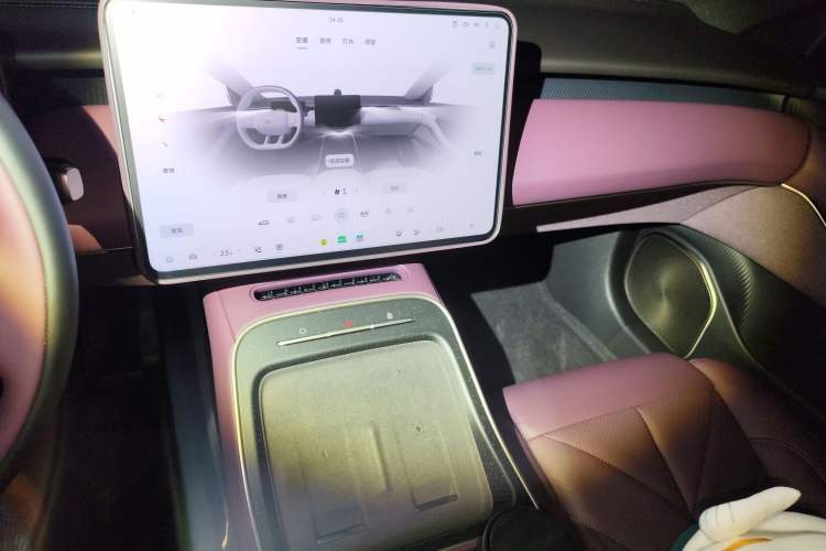 Used Nio ET5T 2025 75 kWh Touring Audio And AC Panel