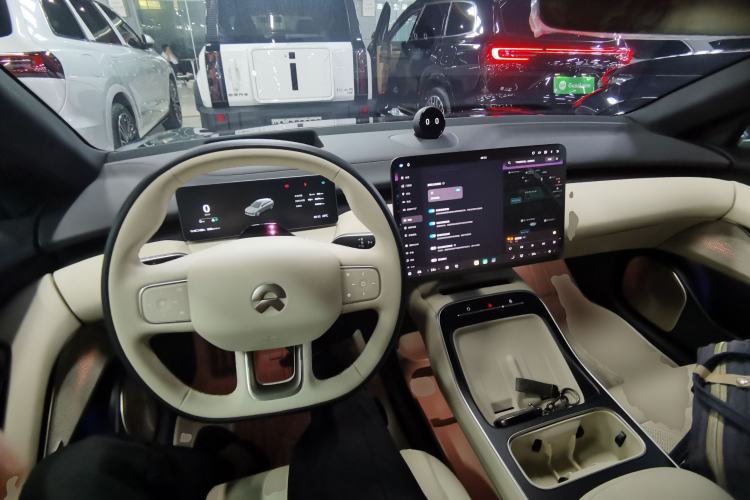 Used Nio ET5T 2025 75 kWh Touring Center Console